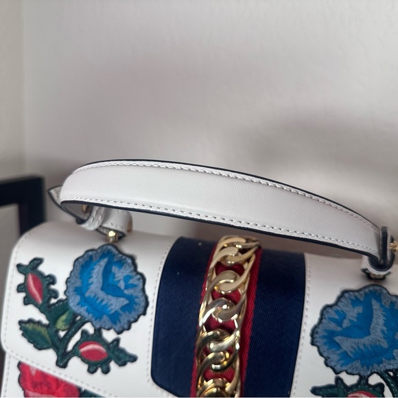 Authentic Gucci Large Sylvie White with Floral Embroidery - Picture 4 of 12